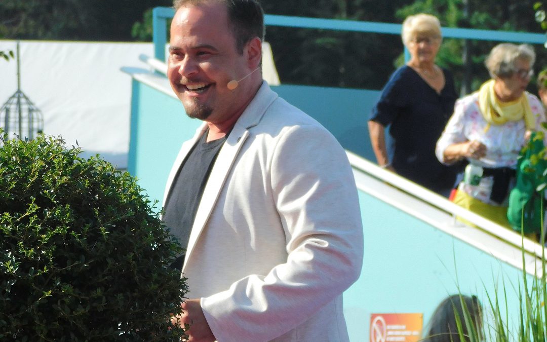 Adrian Hoffmann moderiert das Warm-up der TV-Sendung "immer wieder sonntags" mit Stefan Mross im Europa-Park. Professionelle Moderation aus Freiburg, Offenburg und Umgebung.