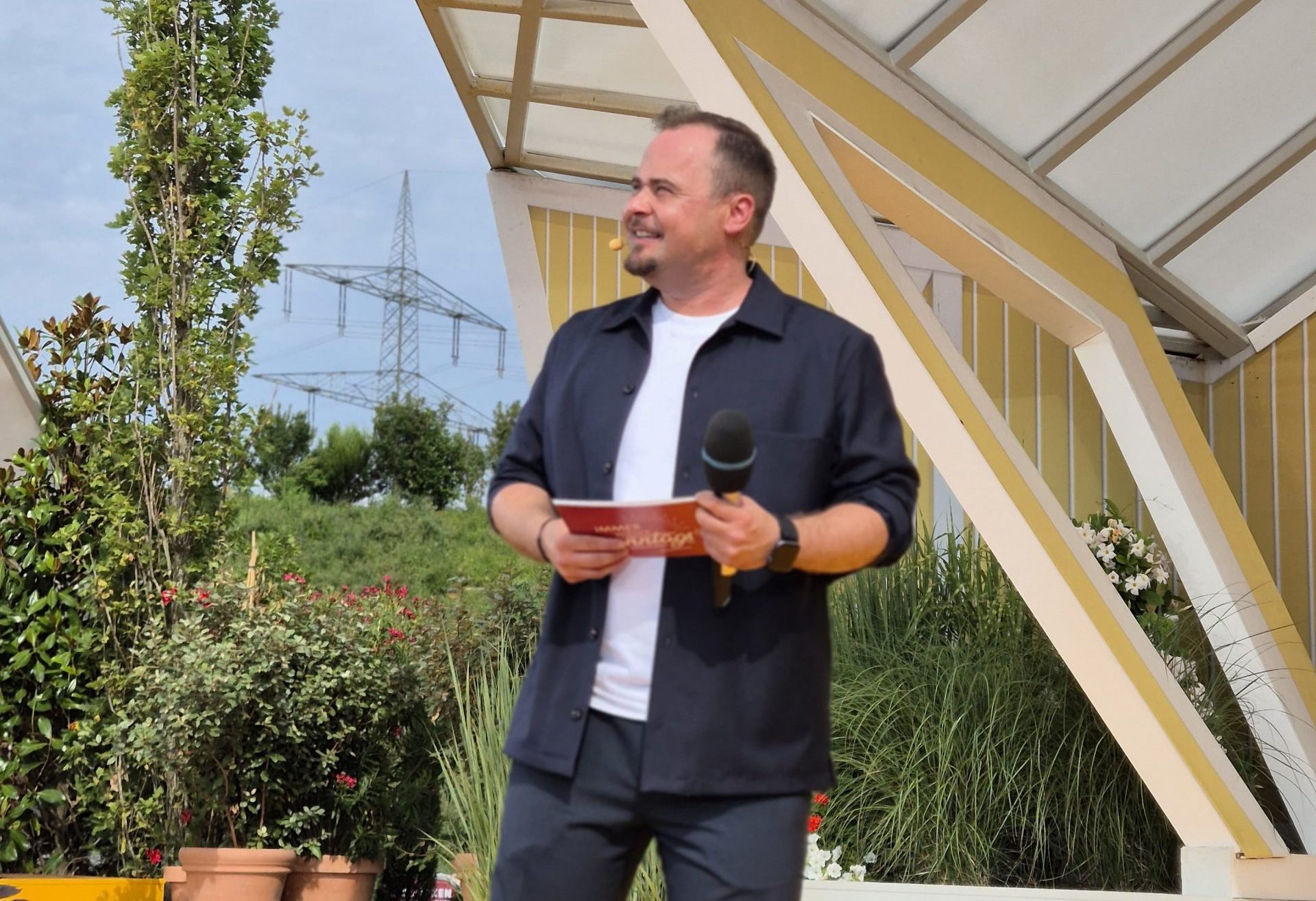 Adrian Hoffmann, Moderator aus der Nähe Offenburg beim Warm-Up der TV-Sendung "Immer wieder sonntags".