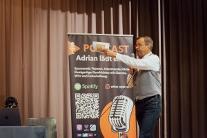 Live-Podcast Adrian lädt ein... mit Buchpräsentation Silvia Kolb, Trotzdem...glücklich...erfolgreich...alles!, am 16. Oktober 2025 in Offenburg in der Freihofhalle Waltersweier. Moderator Markus Knoll, Funkhaus Ortenau, Adrian Hoffmann und Silvia Kolb.