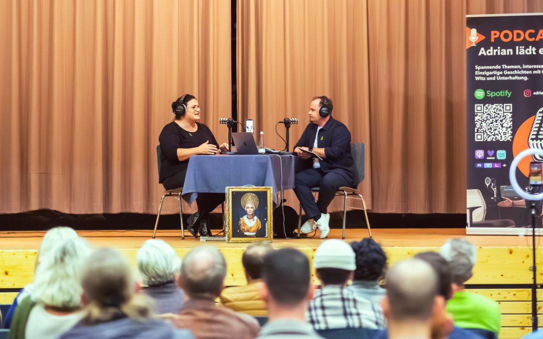 Live-Podcast Adrian lädt ein... mit Buchpräsentation Silvia Kolb, Trotzdem...glücklich...erfolgreich...alles!, am 16. Oktober 2025 in Offenburg in der Freihofhalle Waltersweier. Bühnenansicht mit Adrian Hoffmann und Silvia Kolb.