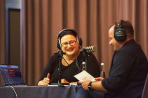 Live-Podcast Adrian lädt ein... mit Buchpräsentation Silvia Kolb, Trotzdem...glücklich...erfolgreich...alles!, am 16. Oktober 2025 in Offenburg in der Freihofhalle Waltersweier. Bühnenansicht mit Adrian Hoffmann und Silvia Kolb.